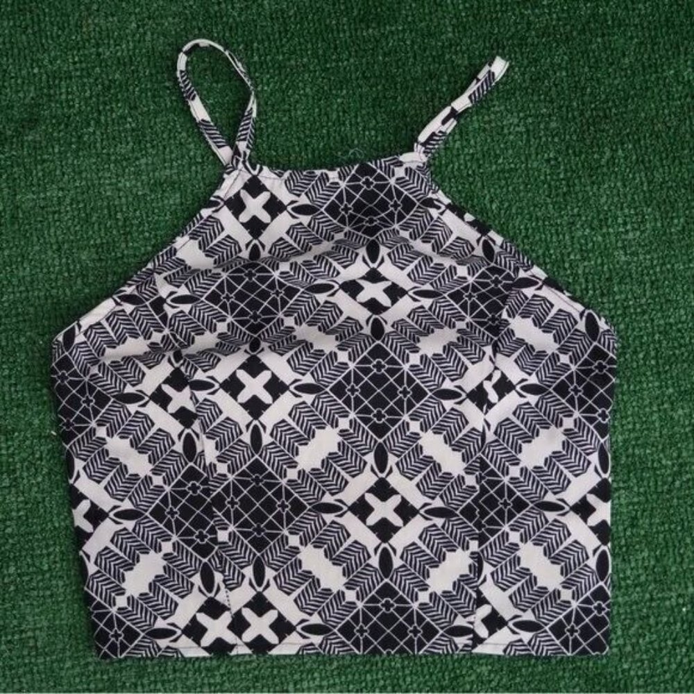 Black and white cropped top with smocked back Size XS - Picture 2 of 9